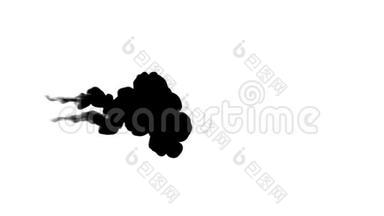 黑色墨水在白色上流动缓慢，墨水或烟雾注入。 在水中用黑金色引信装英基或烟熏